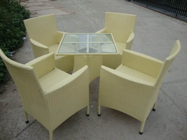 Bàn ghế mây nhựa 04
