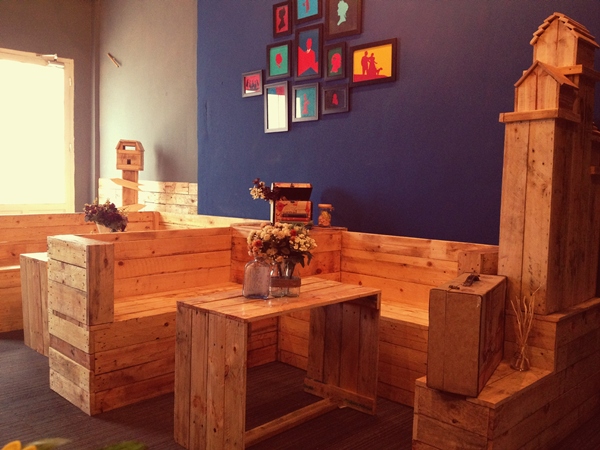 Mẫu bàn ghế gỗ cafe kiểu cổ điển