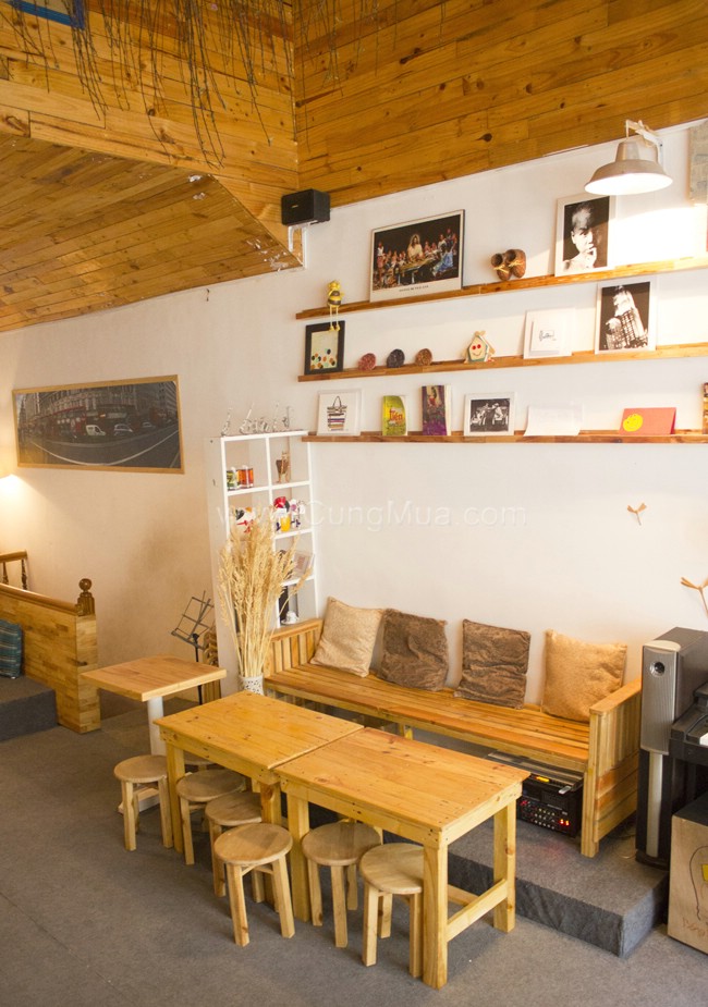Mẫu bàn ghế gỗ cafe kiểu gia đình