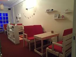 Mẫu bàn ghế gỗ cafe theo phong cách lãng mạng